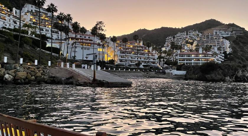 아발론 (CA) 10-Star Condo 21 Steps from Top - Premium Ocean View Corner Unit Fireplace New Golf Cart - HC245 4성급 숙소 수영장