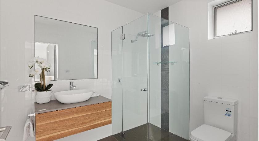 Grandview - Luxurious Entertainer with Spectacular Views photo