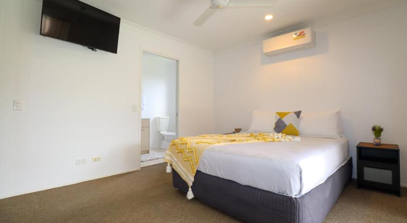 BLK Stays Guest House Deluxe Units Bellmere — Hotel in Brisbane
