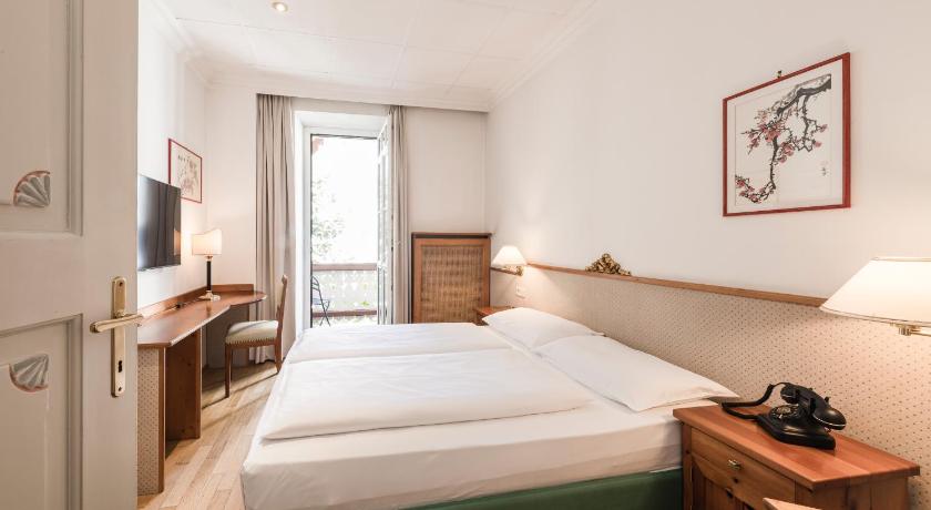 รูปของห้องมาตรฐานเตียงใหญ่หรือเตียงแฝด (Standard Double or Twin Room) 1