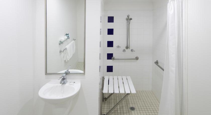 Image of Superior Accessible Queen Room 7