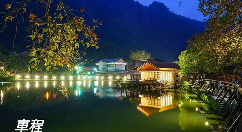 a large body of water with trees and houses, 環泰大旅社 Shui Li Town Center in Nantou