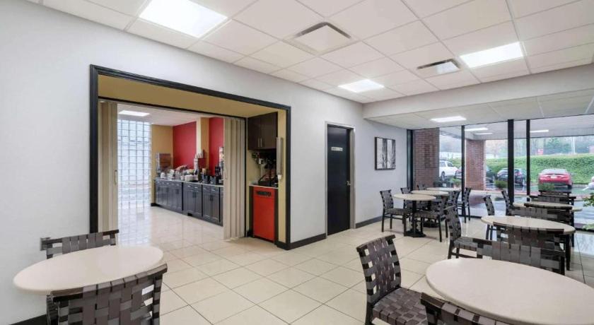 Super 8 By Wyndham Raleigh North East photo