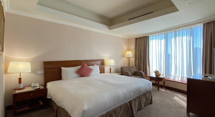 Image of Standard Suite with Double Bed 4