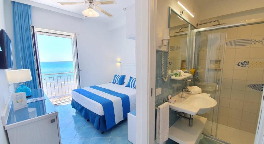 a bathroom with a shower, sink, and toilet, Hotel Aurora in Sperlonga