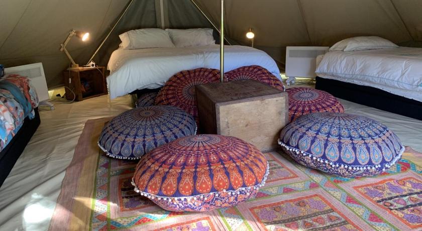 Luxury 6 metre Bell Tent & Outdoor Bathroom, WIFI, TV and firepit, photo