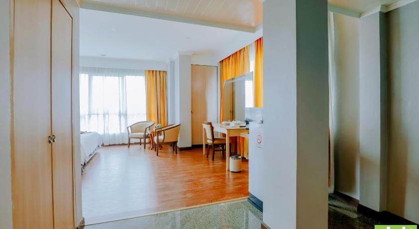 Image of Family Room 8