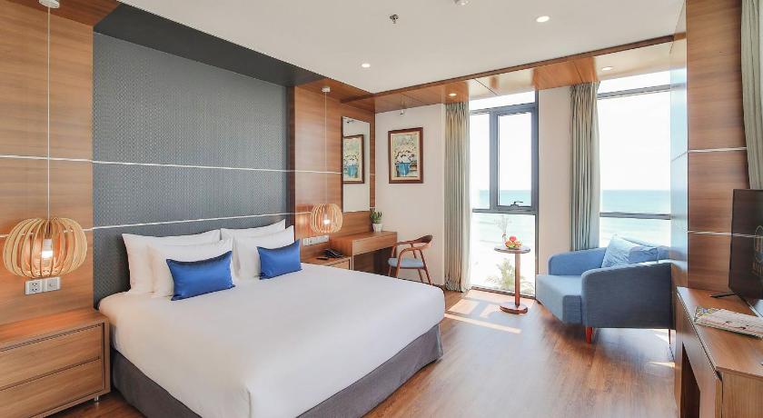 Image of Beach Front Deluxe King 3