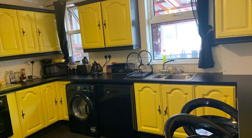 a kitchen with a sink and a stove, Busy Bee - Guest House - Self Service in Leigh