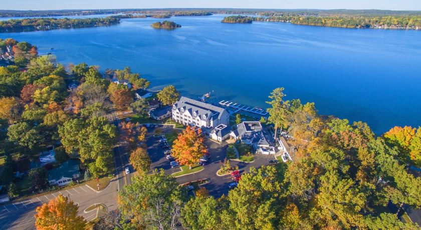 Bay Pointe Inn — Hotel in Shelbyville (MI)