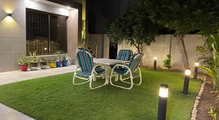 Cheerful 2-Bedroom Home Upper Portion with Parking photo