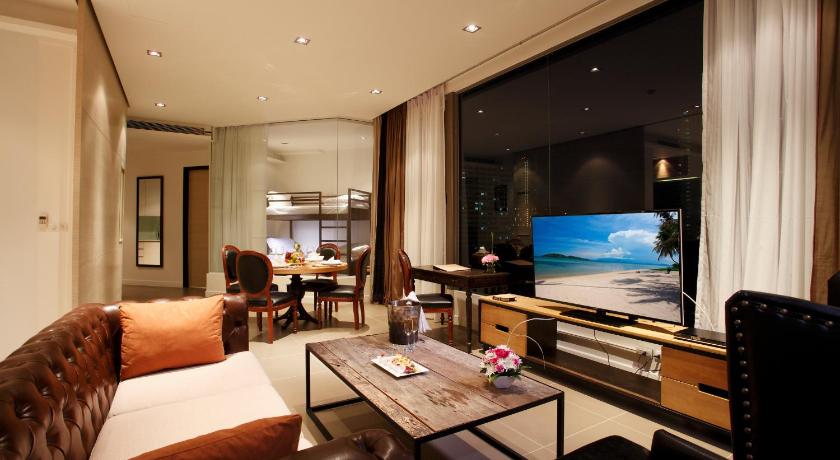 a living room filled with furniture and a tv, Pattaya Modus Beachfront Resort (SHA Extra Plus) in Pattaya
