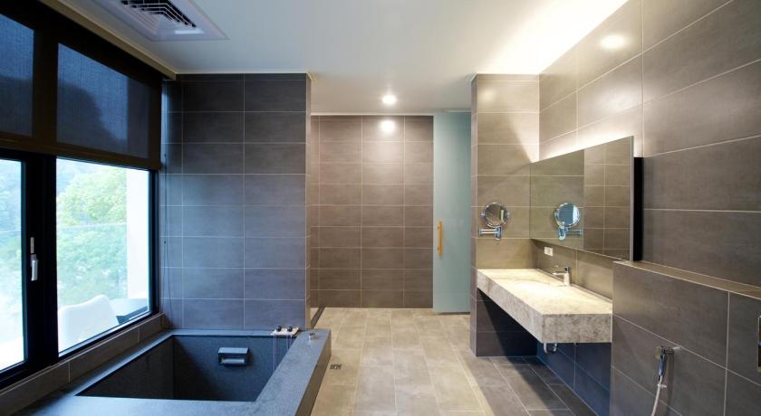 Image of Honeymoon Suite 4