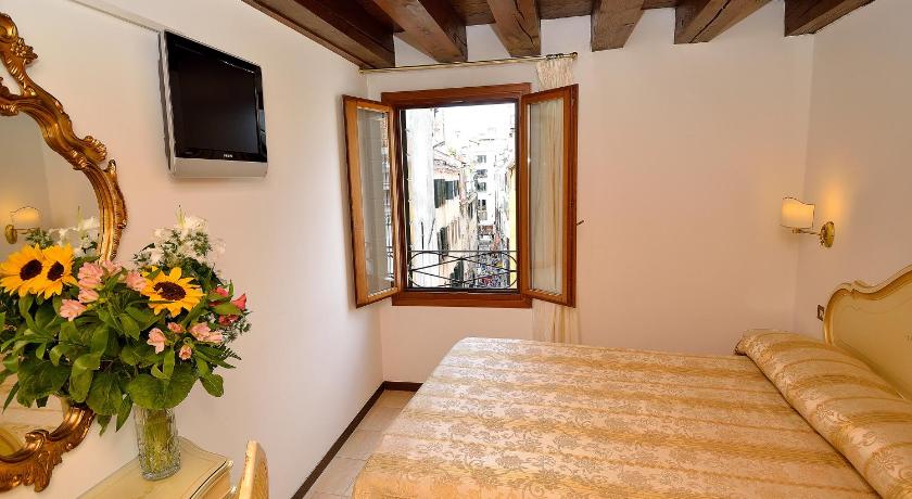 Fotografija Ekonomska soba s francosko posteljo (Economy Double Room) 3
