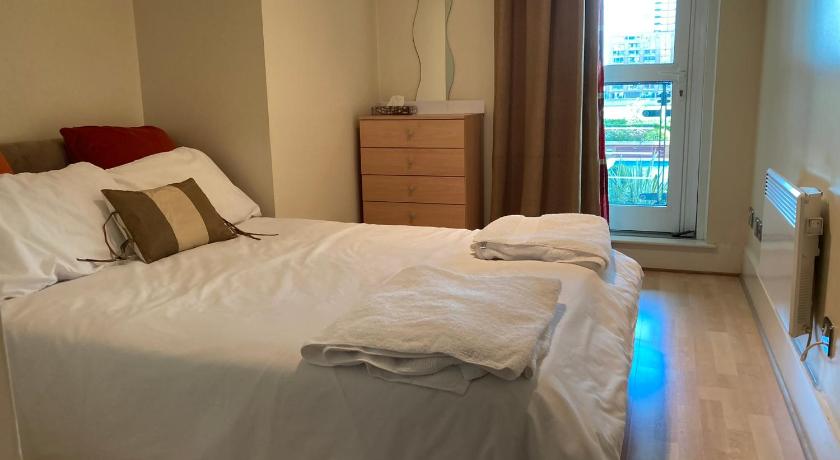 St George Wharf Apartment photo