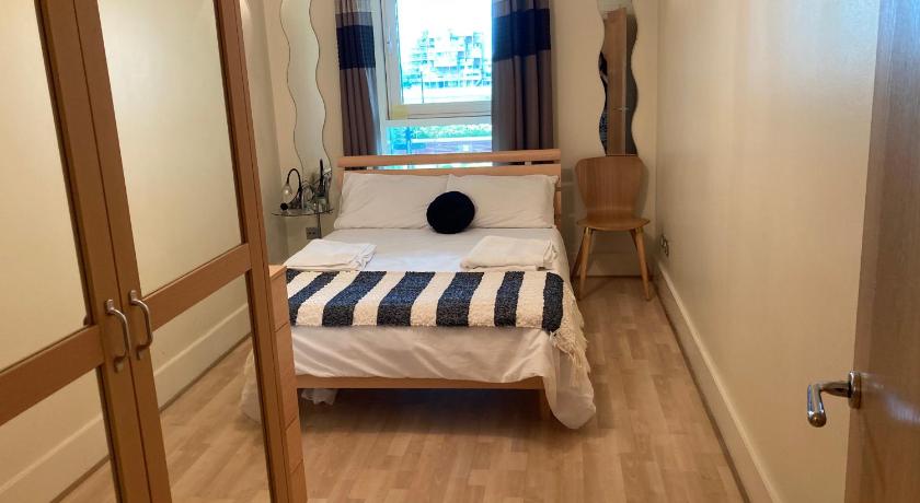 St George Wharf Apartment photo