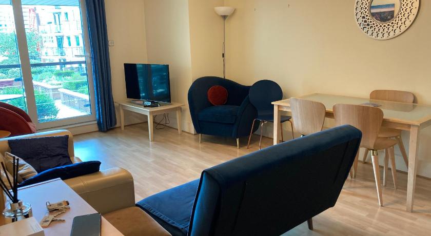 St George Wharf Apartment photo