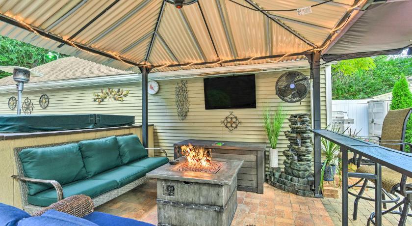 Pet-Friendly Taylor Home with Backyard Oasis! — Hotel in Detroit (MI)