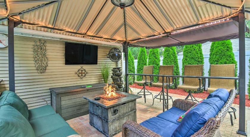 Pet-Friendly Taylor Home with Backyard Oasis! photo