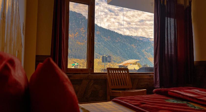 YOLO Backpackers MAX - Manali photo