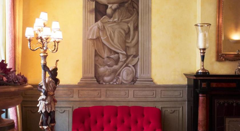 a living room with a painting on the wall, Hotel Botticelli in Maastricht