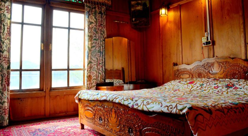 Golden Flower Heritage Houseboat photo