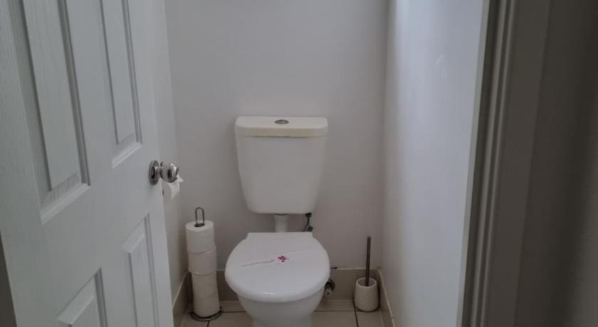 BLK Stays Guest House Deluxe Units Bellmere photo