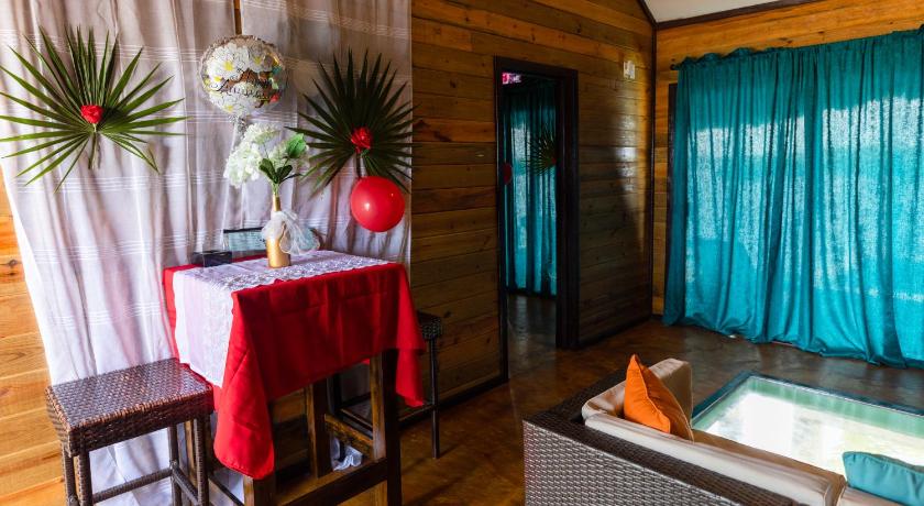 Immagine di 1 Bedroom Honeymoon Overwater Cabana 0