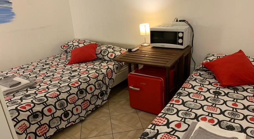 a bedroom with two beds and a desk, Verdi Plaza in Bologna