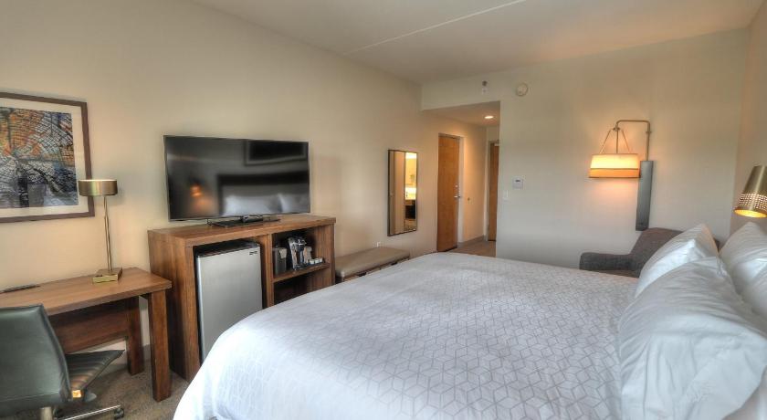 Image of 1 King Bed Standard 4