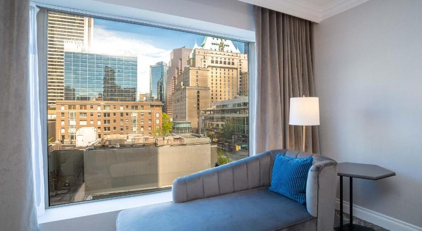 Image of Grand Suite, 1 King Bed, Sofa Bed, Wet Bar 8