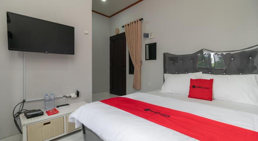 RedDoorz Plus near Jungleland Sentul