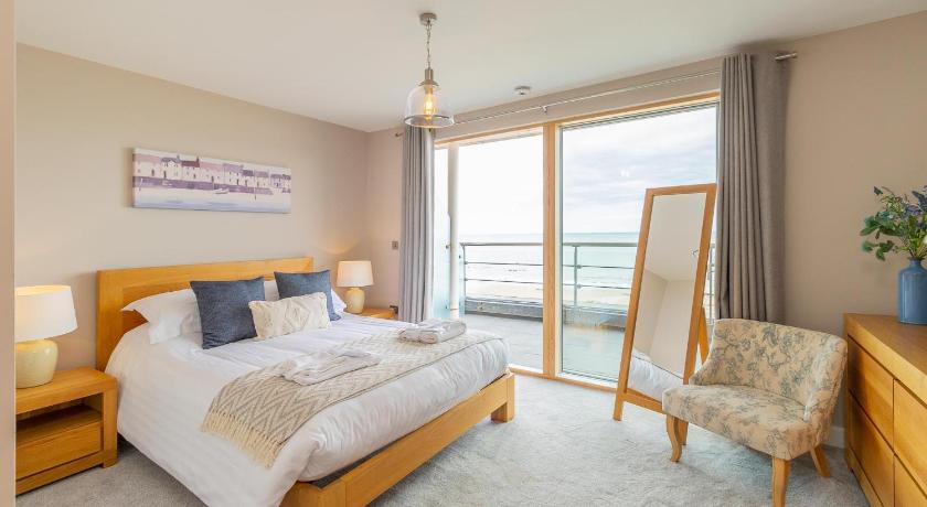 Image of Two-Bedroom Penthouse Apartment with Sea View 0