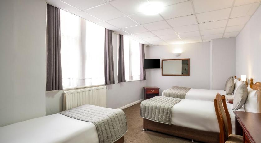 Image of 3 Single Beds, Nonsmoking, Upgrade 0
