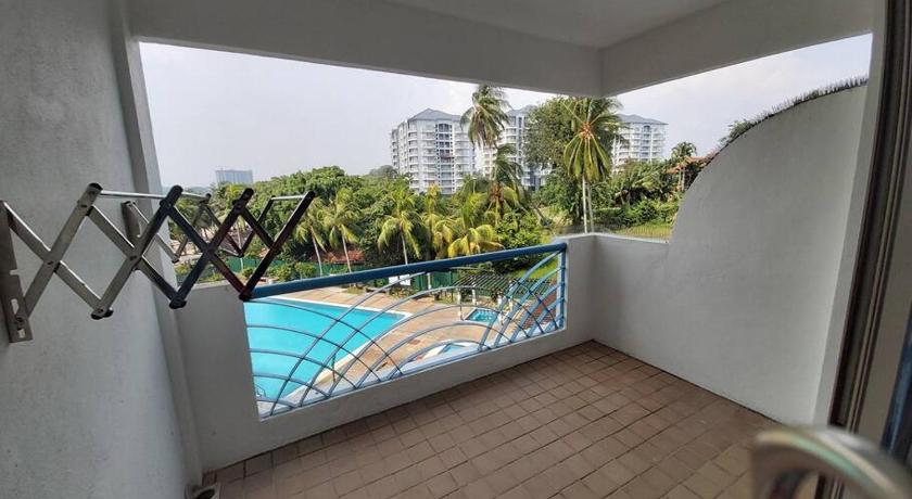 Nat's Seri Bulan beach pool home @teluk kemang - image 21