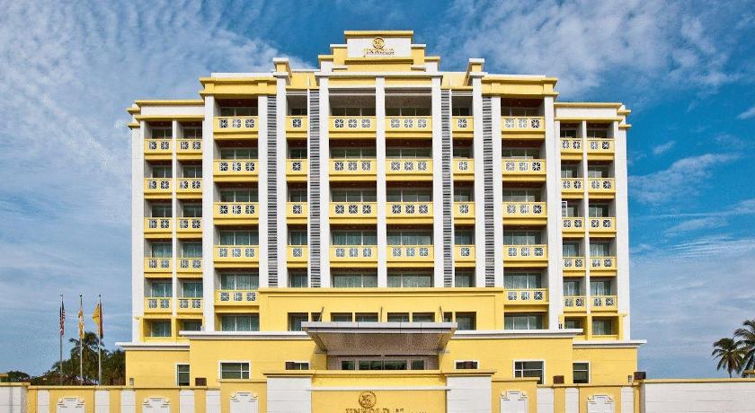 a large building with a large clock on the side of it, Jinhold Apartment Hotel in Bintulu