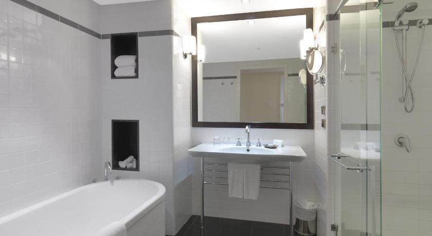 Image of Deluxe King Room with Club Lounge Access 2