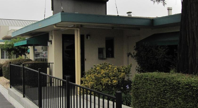 Redwood Inn photo
