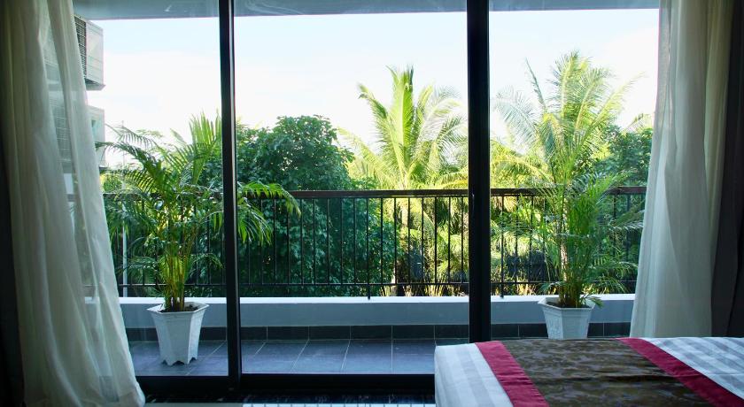 8BR west coast Phu Quoc beach townhouse shared swimming pool photo