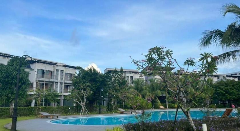 8BR west coast Phu Quoc beach townhouse shared swimming pool photo