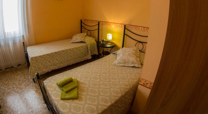 Image of Twin Room with Shared Bathroom 4