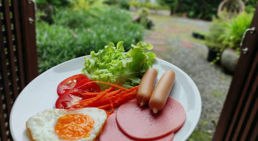 a plate of food on a table, HUG Khieng Khong Nongkhai Hostel in Nong Khai