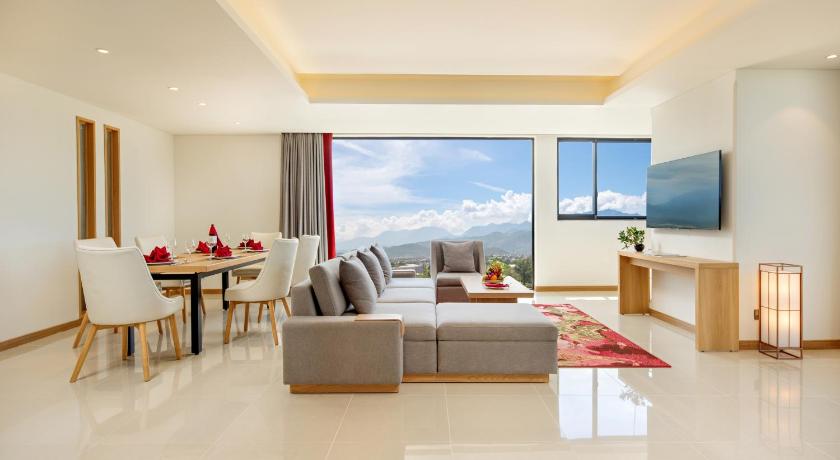 Image of Executive Suite Panoramic Ocean View 0
