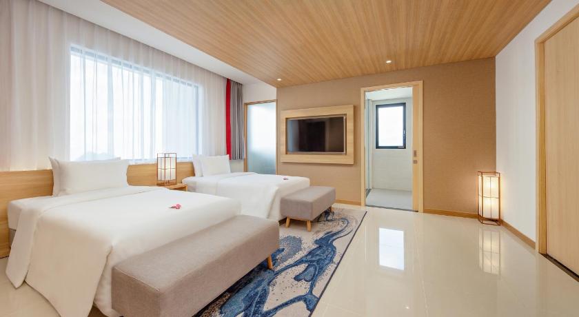 Image of Executive Suite Panoramic Ocean View 13