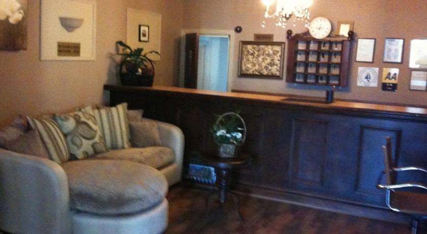 a living room filled with furniture and a coffee table, Balmoral Lodge Hotel in Sefton