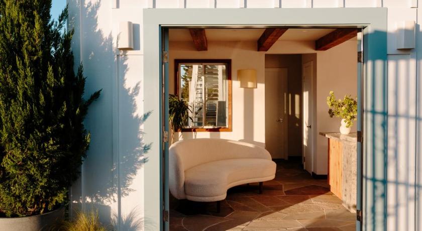 Daunts Albatross Motel photo