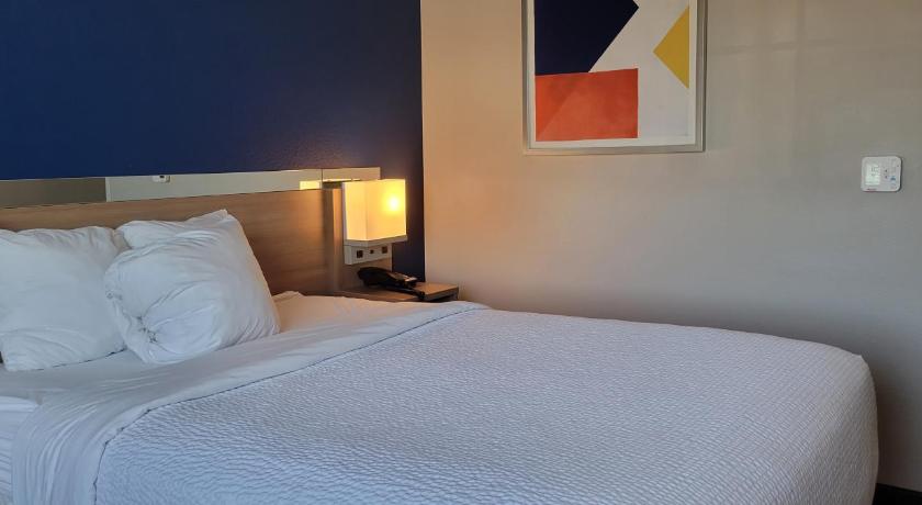 Microtel Inn & Suites by Wyndham Fountain North photo