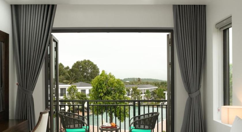 Image of Suite Pool View 7