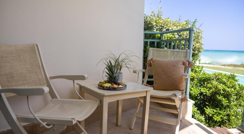 Image of Superior Double Room with Sea View and Sharing Pool 8