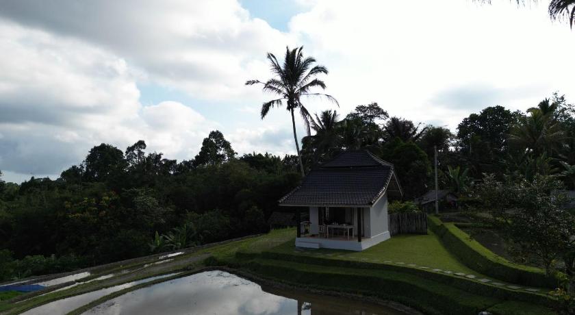 a small house with a view of the water, KUBU D'UME HOMESTAY in Bali